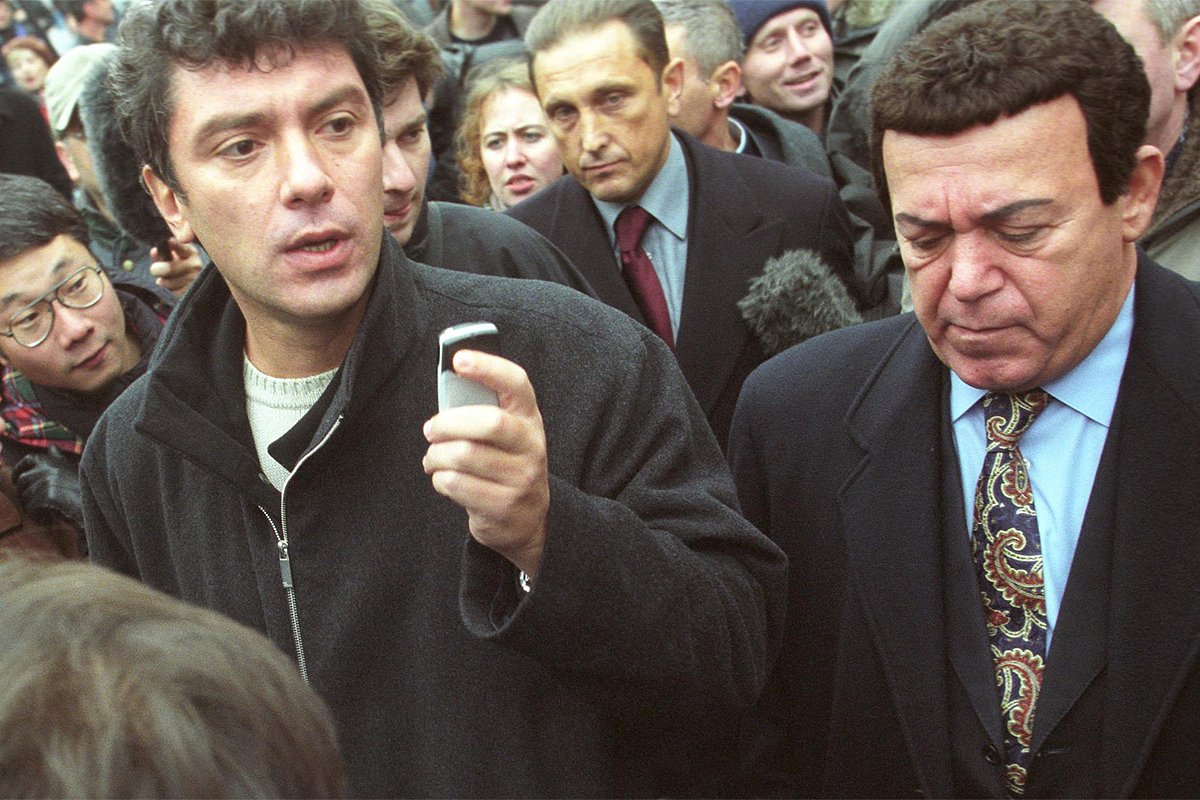 Лидер партии «Союз правых сил» Борис Немцов и депутат Госдумы Иосиф Кобзон рядом с Театральным центром на Дубровке, захваченном террористами