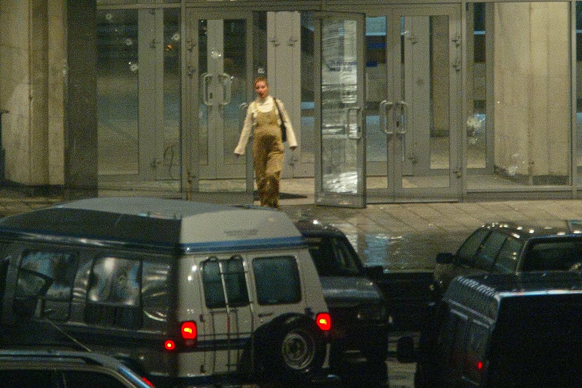 Беременная женщина из числа освобожденных заложниц покидает здание Театрального центра на Дубровке