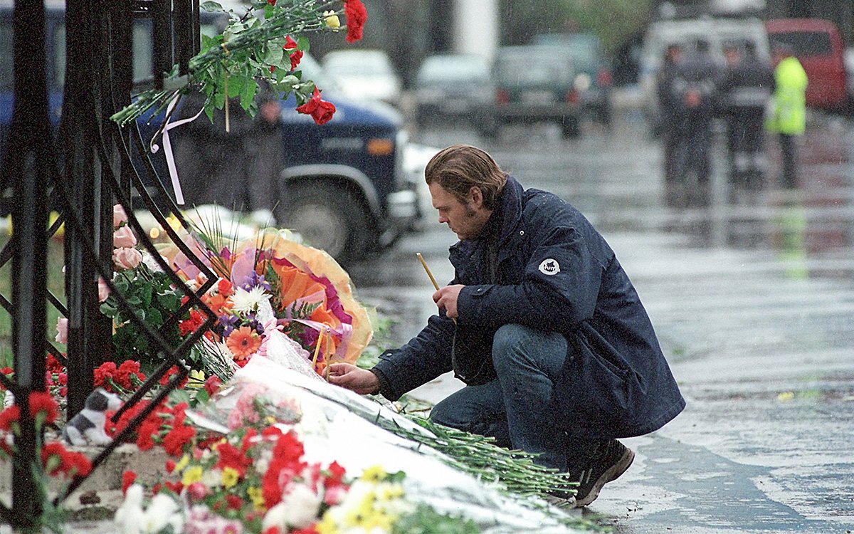 Цветы и свечи у здания Театрального центра на Дубровке 28 октября 2002 года — в день траура по погибшим заложникам