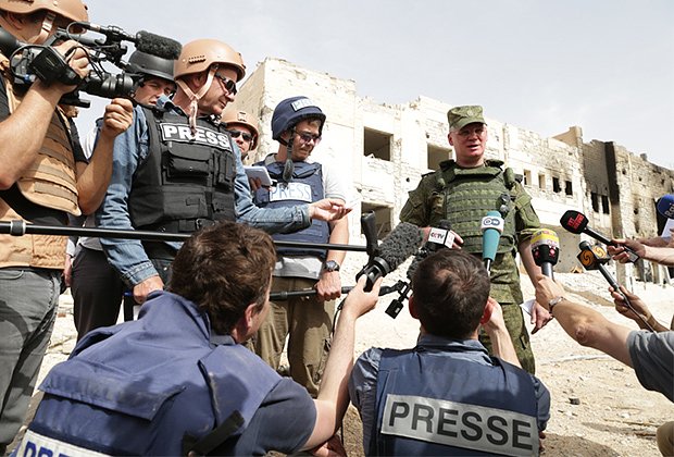 Конашенков с журналистами в Эль-Карджатейне в Сирии