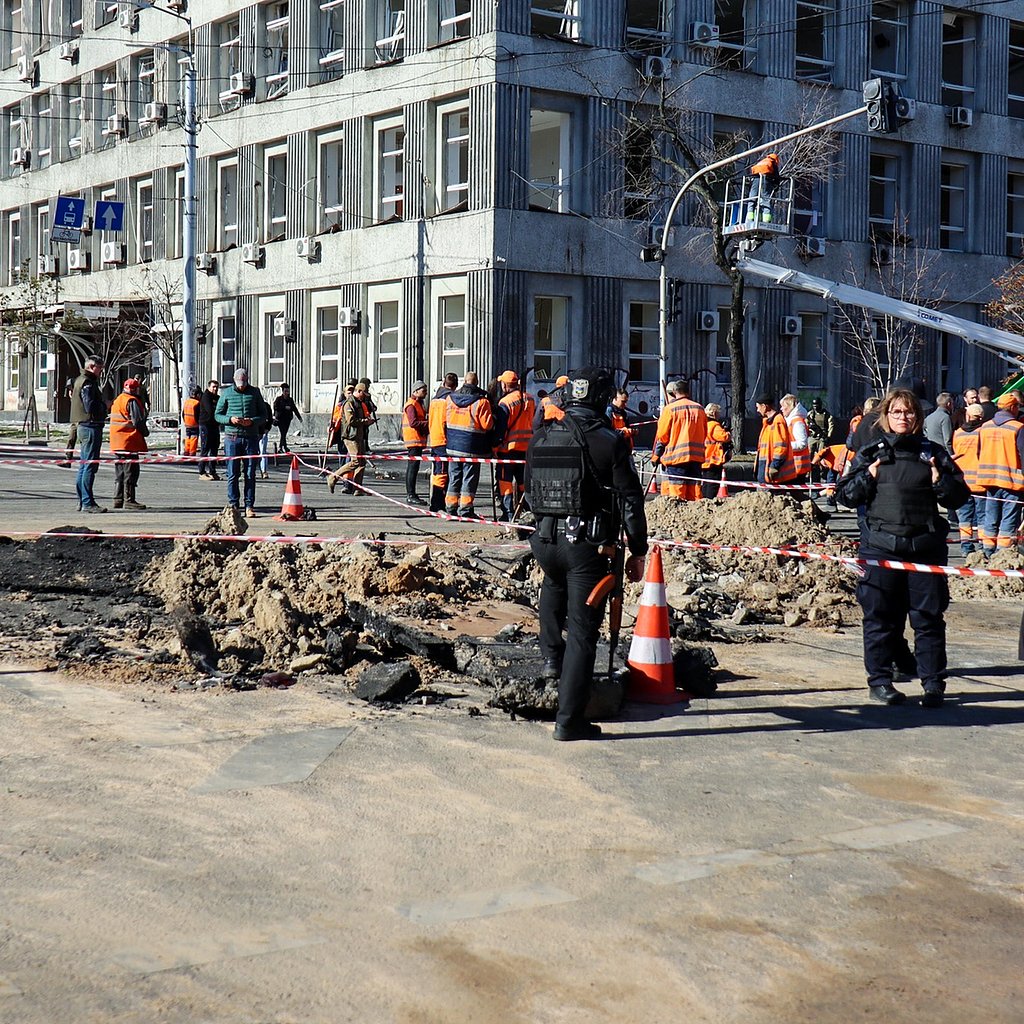 Правительство попросить. Взрыв здания. Центр Киева. Воздушная тревога в Киеве.