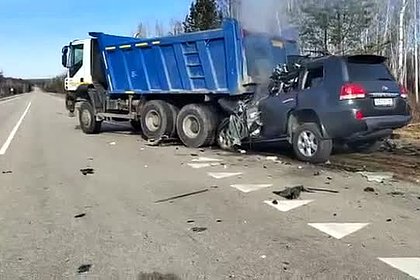 Land Cruiser врезался в самосвал на трассе в Амурской области и загорелся