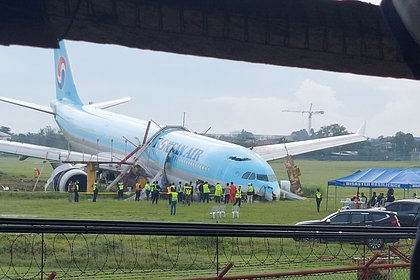 Пассажирский самолет выкатился за пределы полосы и получил сильные повреждения