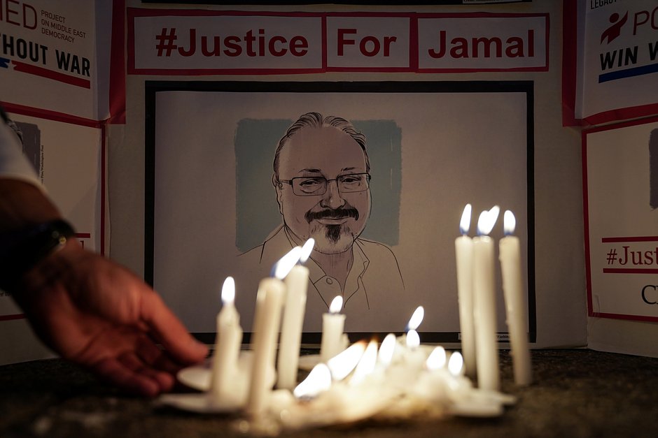 Портрет Джамаля Хашогги, акция памяти у саудовского посольства в Вашингтоне в октябре 2019 года 