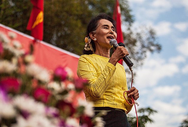 Аун Сан Су Чжи во время предвыборной кампании в 2015 году