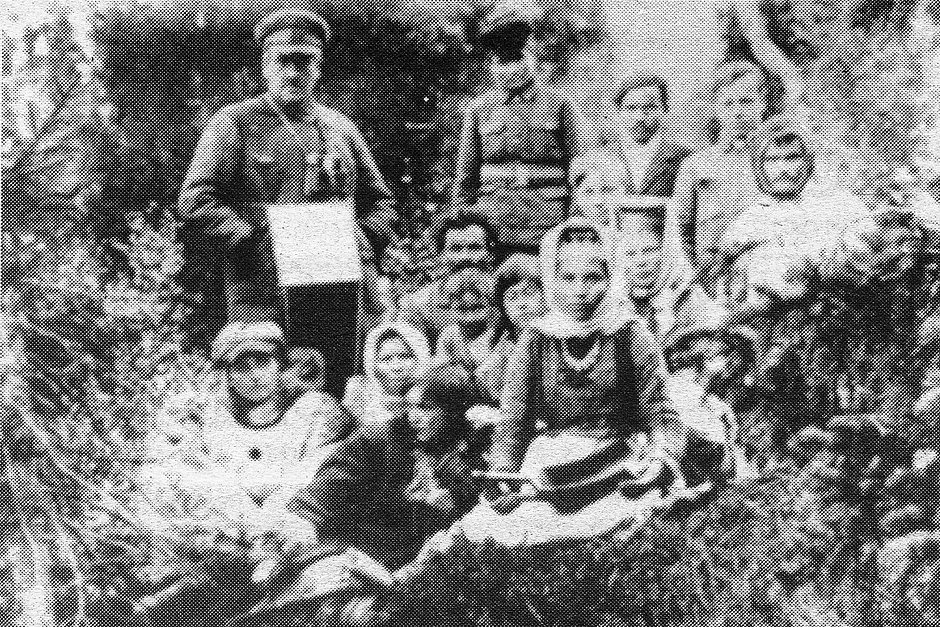 Александр Барченко (вверху слева) и члены его экспедиции в 1922 году у загадочного скального прохода