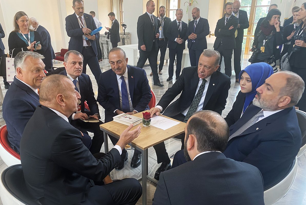 Реджеп Тайип Эрдоган, Ильхам Алиев и Никол Пашинян в Праге, 6 октября 2022 года
