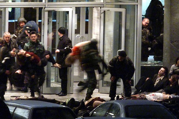 Бойцы спецназа выносят заложников из здания Театрального центра на Дубровке