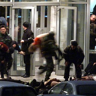 Бойцы спецназа выносят заложников из здания Театрального центра на Дубровке