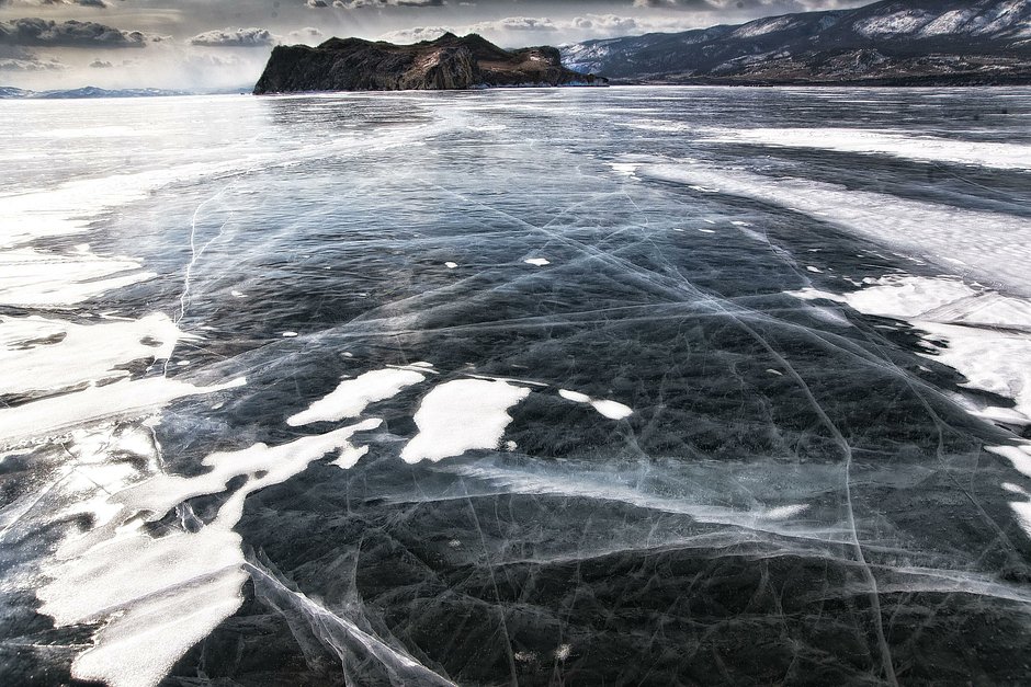 Лед на озере Байкал