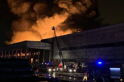 Площадь пожара на складе в Петербурге увеличилась в два раза