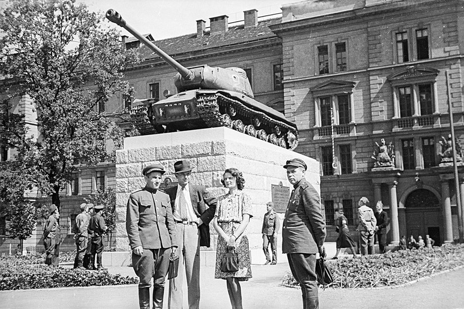 Советские военные с местными жителями на площади Штефаника (ныне площадь Кинских), возле памятника советским танкистам, установленного 29 июля 1945 года в честь советских солдат, пришедших на помощь восставшей Праге 9 мая 1945 года, в конце Великой Отечественной войны. Танк-памятник, известный также как «Танк № 23» и «Смиховский танк», был демонтирован 13 июня 1991 года