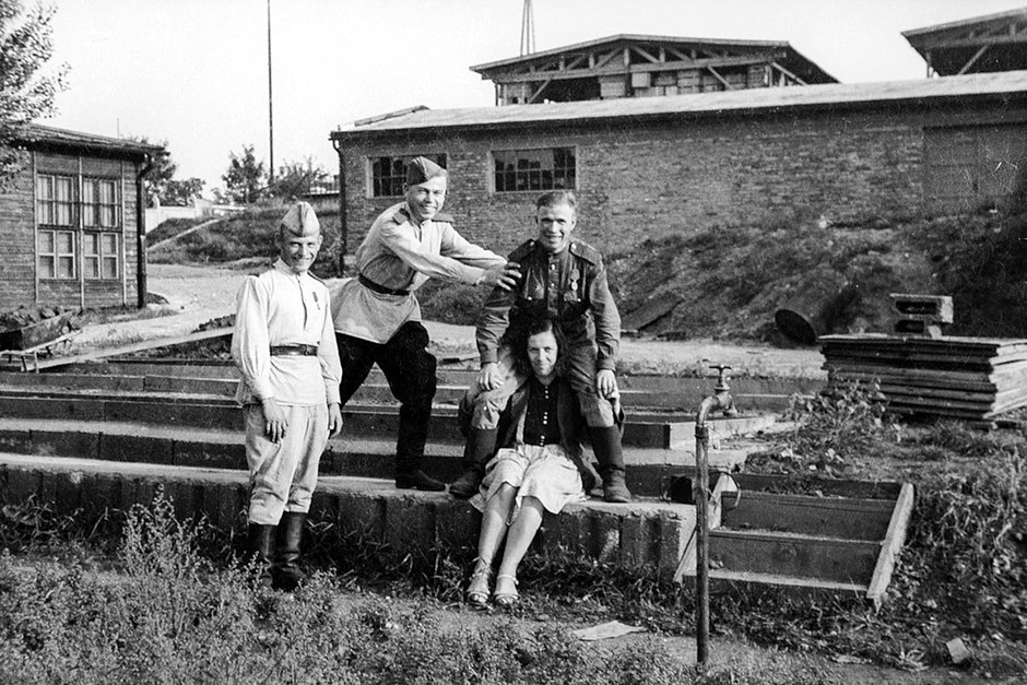 Красноармейцы с местной девушкой. Чехия, 1945 год