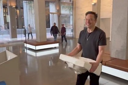 Маск приехал в штаб-квартиру Twitter с раковиной в руках