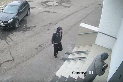 Разбойное нападение мужчины с ножом на российскую пенсионерку попало на видео