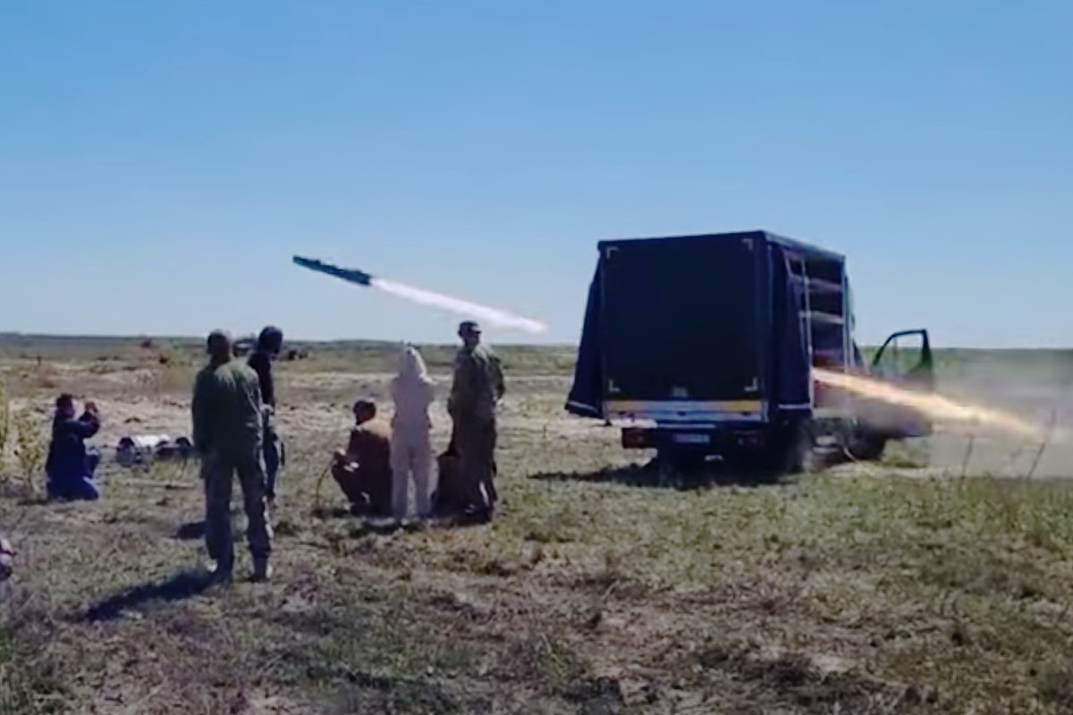 Запуск британских ракет Brimstone с пусковой установки на шасси гражданского автомобиля