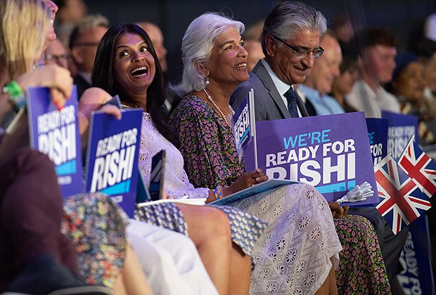 Жена Акшата Мурти и родители поддерживают Риши Сунака на финальном столкновении лидеров Консервативной партии на OVO Arena Wembley, Лондон, 31 августа 2022 года