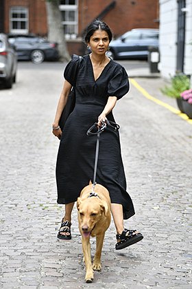Акшата Мурти выгуливает собаку в Лондоне, 6 июля 2022 года