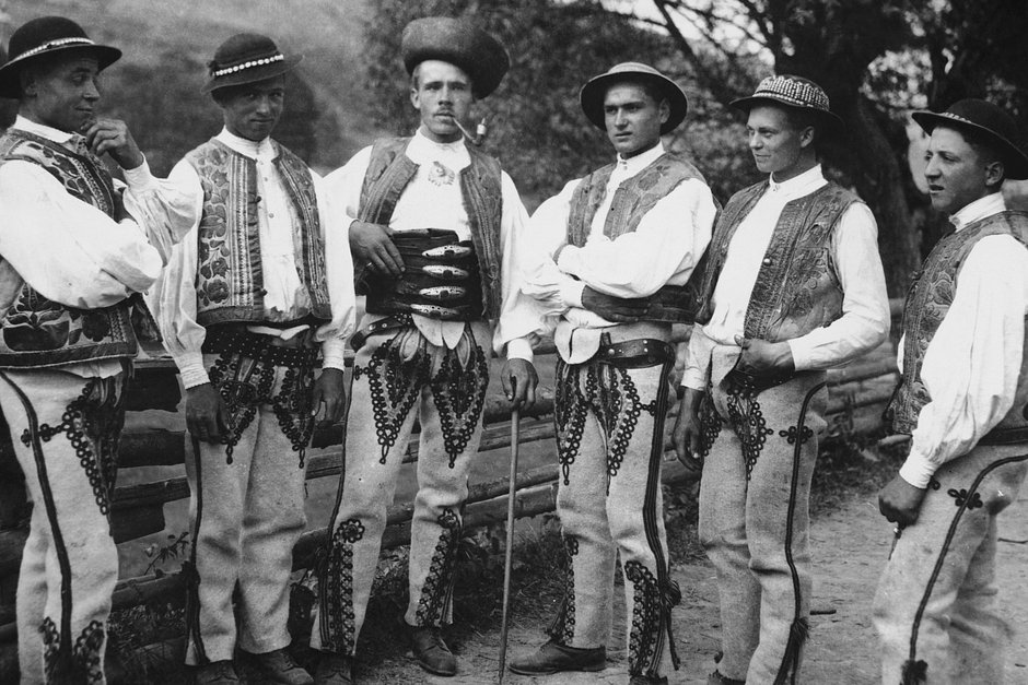 Группа мужчин из Остурны, деревни в Спишском уезде, Словакия, около 1920 года