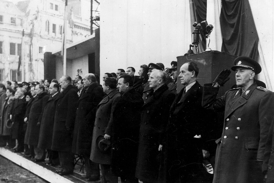 Члены чешского правительства наблюдают за парадом на Староместской площади в Праге, Чехословакия, 1 марта 1948 года