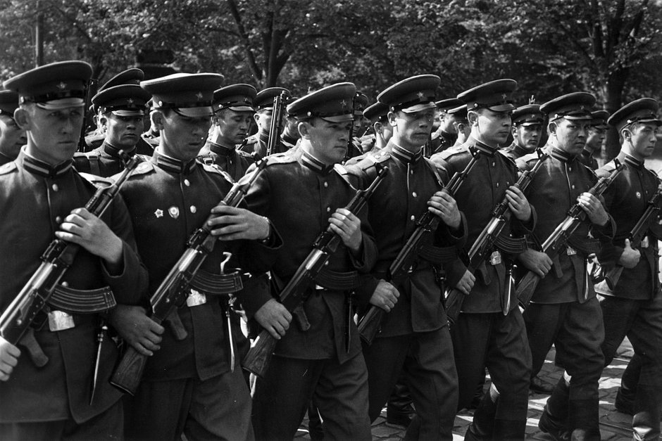 Советские войска маршируют по центру Праги, 10 сентября 1968 года