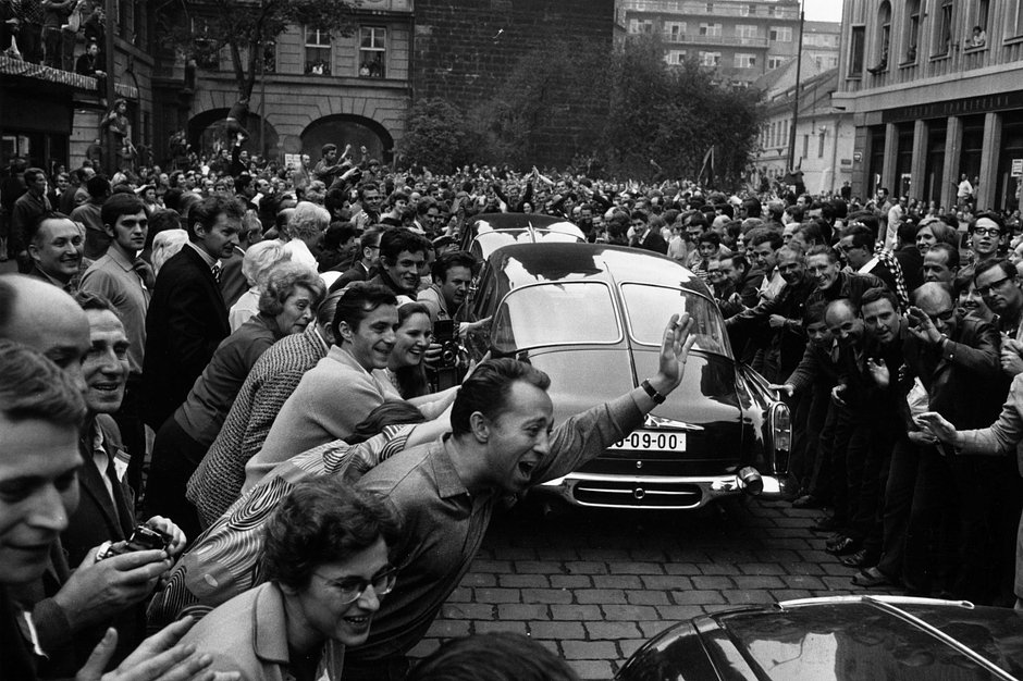 Толпа приветствует правительственный кортеж в Праге во время Пражской весны, 29 августа 1968 года