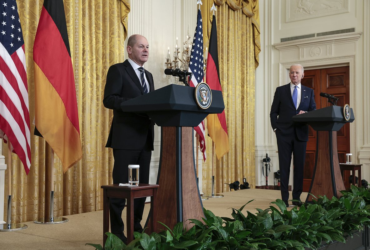 Канцлер Германии Олаф Шольц и президент США Джо Байден на совместной пресс-конференции в Восточном зале Белого дома в Вашингтоне, 7 февраля 2022 года 