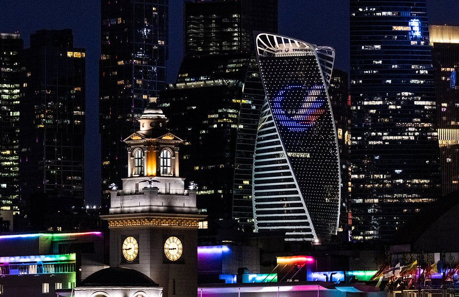 Вид на штаб-квартиру российской компании «Транснефть» и небоскребы бизнес-центра «Москва-Сити» в Москве, Россия, 29 апреля 2022 года
