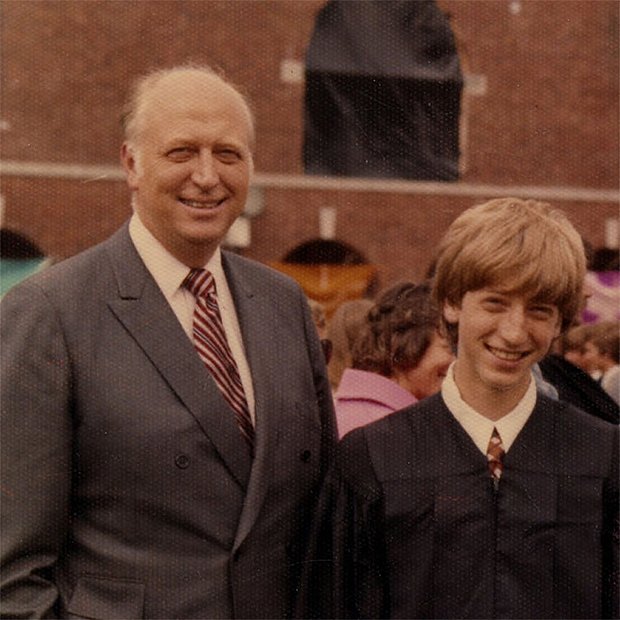 Билл Гейтс в школе с отцом. Фото: @thisisbillgates