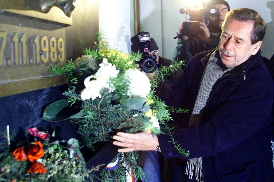 Президент Чехии Вацлав Гавел возлагает венок в память о студенческой демонстрации на улице Народни в Праге, 17 ноября 1998 года