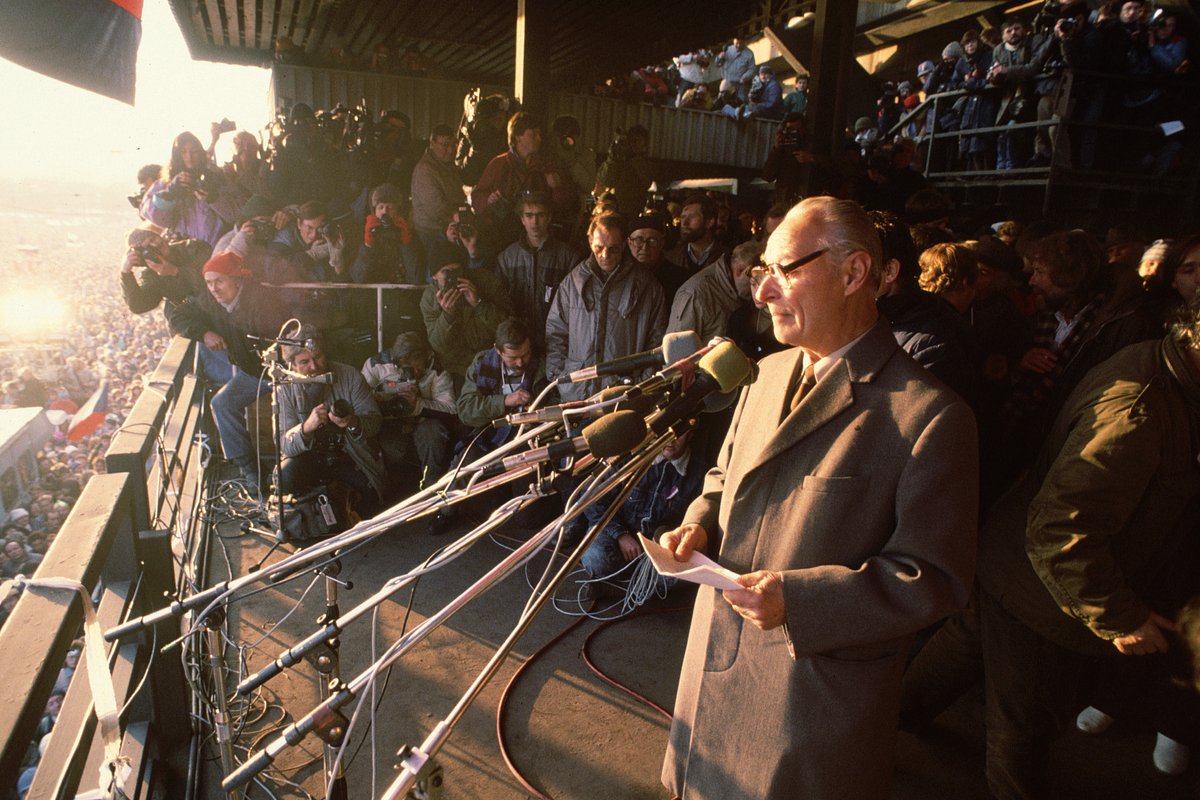 Александр Дубчек выступает перед 500-тысячной толпой чехословаков, 24 ноября 1989 года