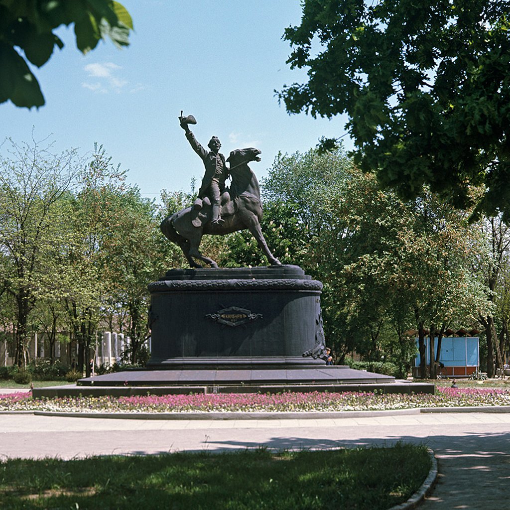 Измалова Украина Суворов памятник