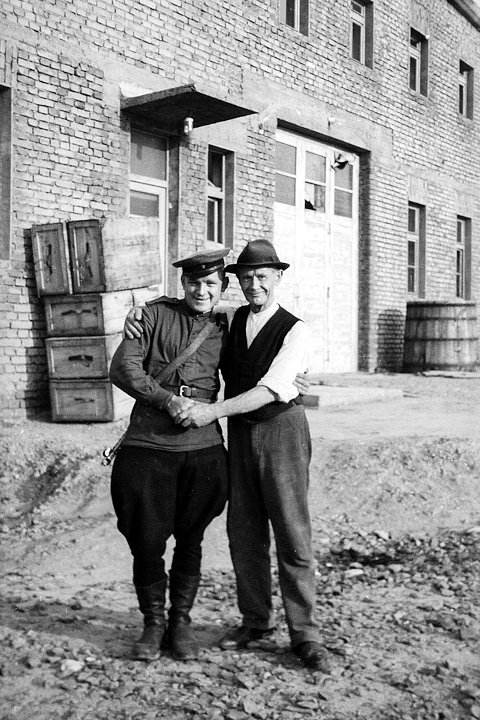 Красноармеец с местным жителем. Чехия, 1945 год
