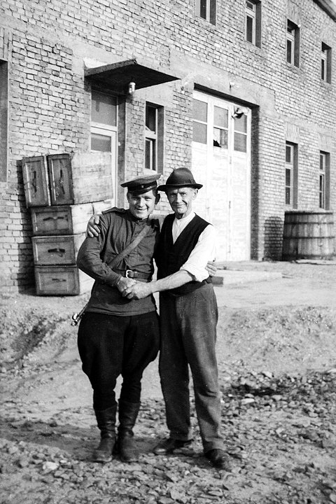 Красноармеец с местным жителем. Чехия, 1945 год. Фото: Пешка / Частная коллекция Артура Бондаря