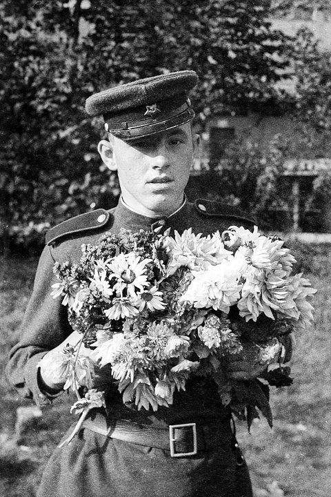 Портрет красноармейца с цветами. Чехия, 1945 год