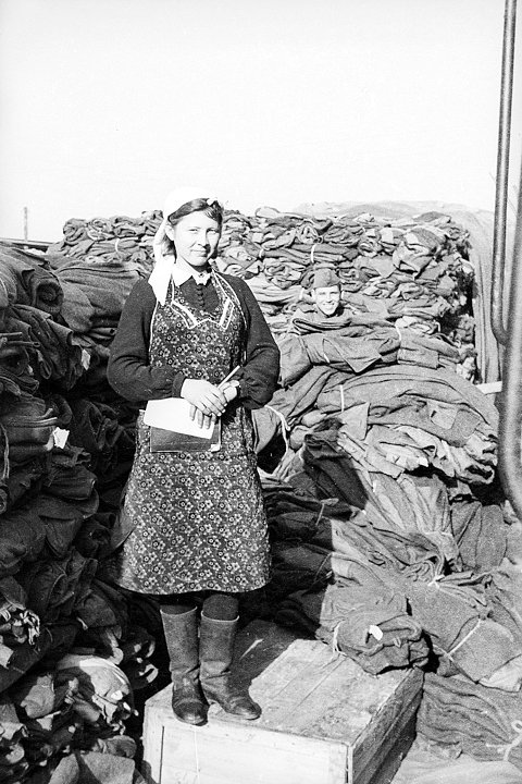 Портрет местной девушки, которая ведет учет американских вещей, поставленных советской армии по ленд-лизу. Чехия, 1945 год