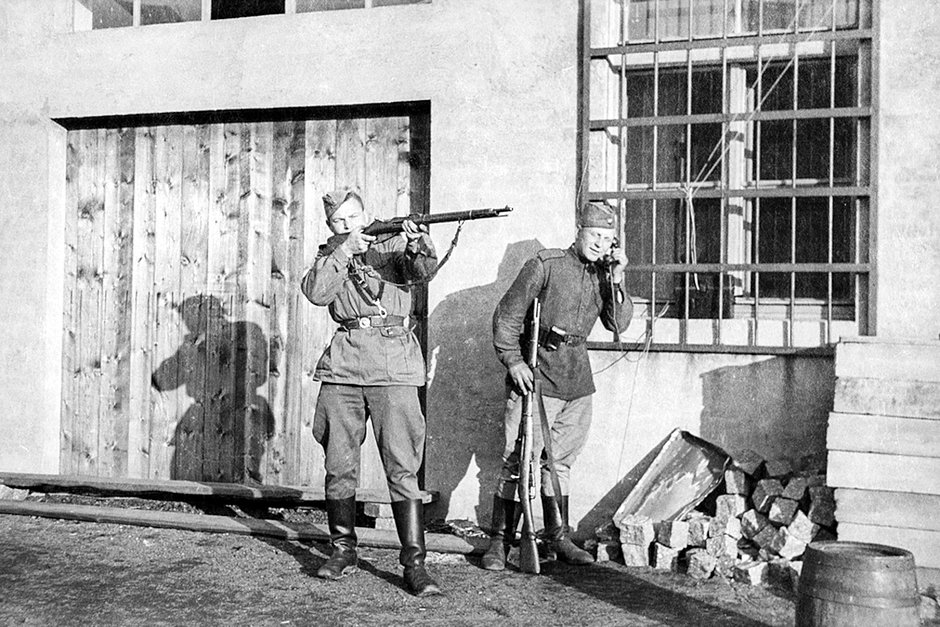 Портрет красноармейцев с винтовками Мосина и телефонным аппаратом. Чехия, 1945 год