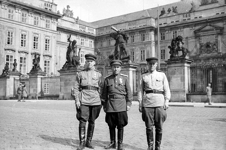 Советские военные возле ворот Нового королевского дворца (Западное крыло). Прага, Чехия, лето 1945 года