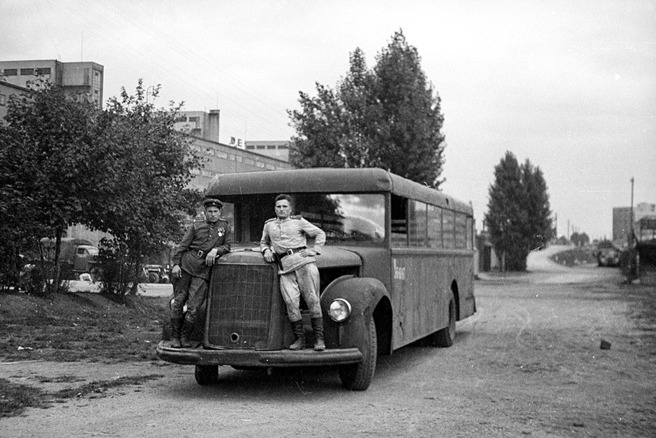 Советские военные на переднем бампере трофейного немецкого автобуса. Чехия, лето 1945 года
