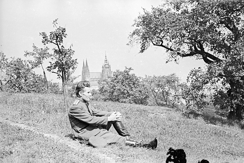 Портрет старшего лейтенанта советской армии на Петршинском холме. Прага, Чехия. Лето 1945 года