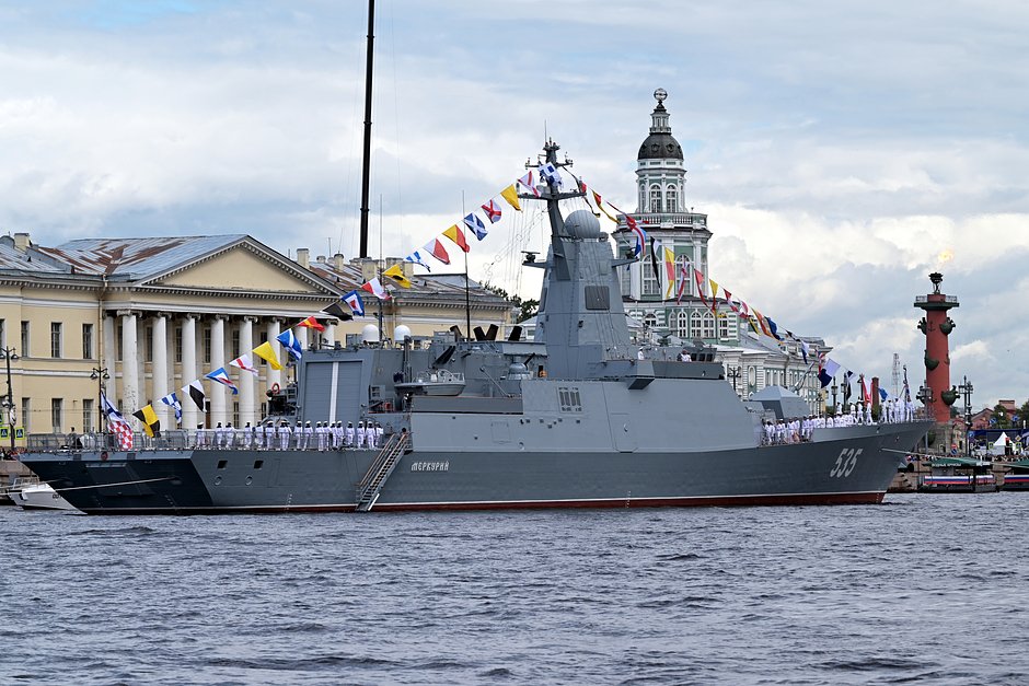 Корвет «Меркурий» на Главном военно-морском параде в честь Дня ВМФ РФ в Санкт-Петербурге