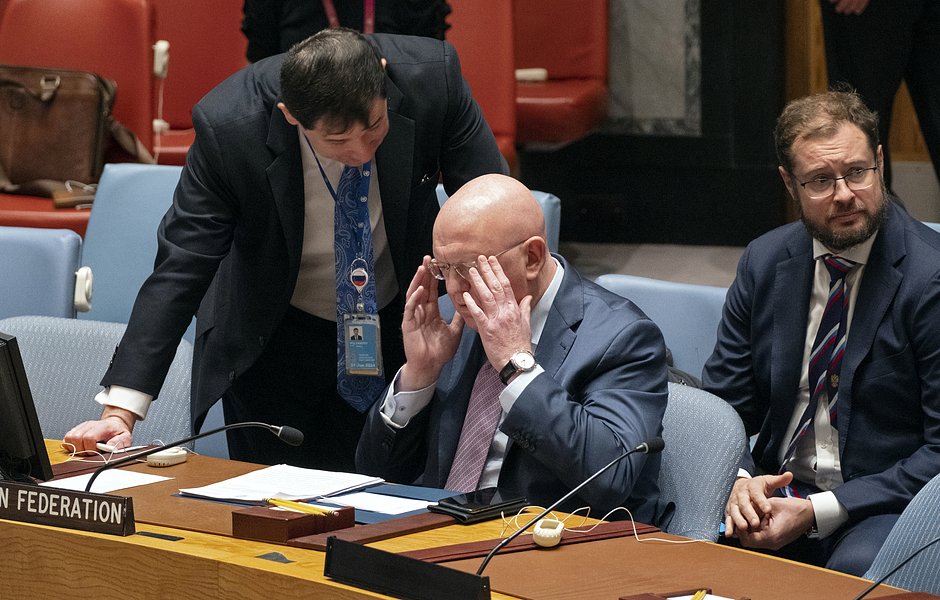 Постпред России при ООН Василий Небензя поправляет очки перед выступлением на заседании Совета Безопасности по ситуации с поставками зерна с Украины, Нью-Йорк, 31 октября 2022 года