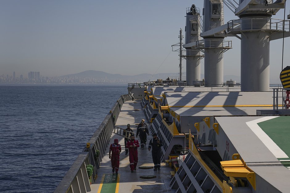 Экипаж судна Med Island с украинским зерном готовится к досмотру представителями ООН. Стамбул, 1 октября 2022 года