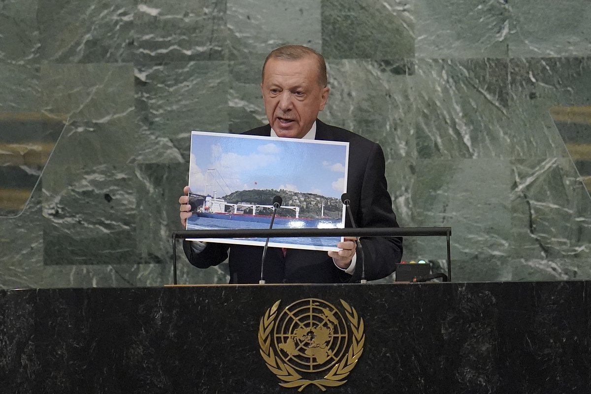 Президент Турции Реджеп Тайип Эрдоган держит фотографию украинского сухогруза во время выступления на 77-й сессии Генеральной Ассамблеи ООН. Нью-Йорк, 20 сентября 2022 года