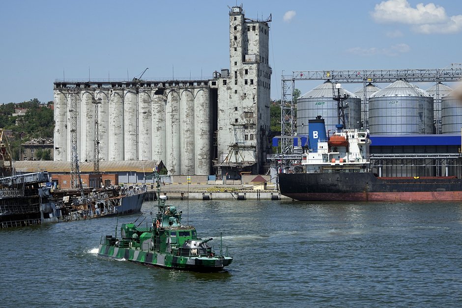 Российский военный катер охраняет территорию с зернохранилищем в Мариупольском порту. Июнь 2022 года