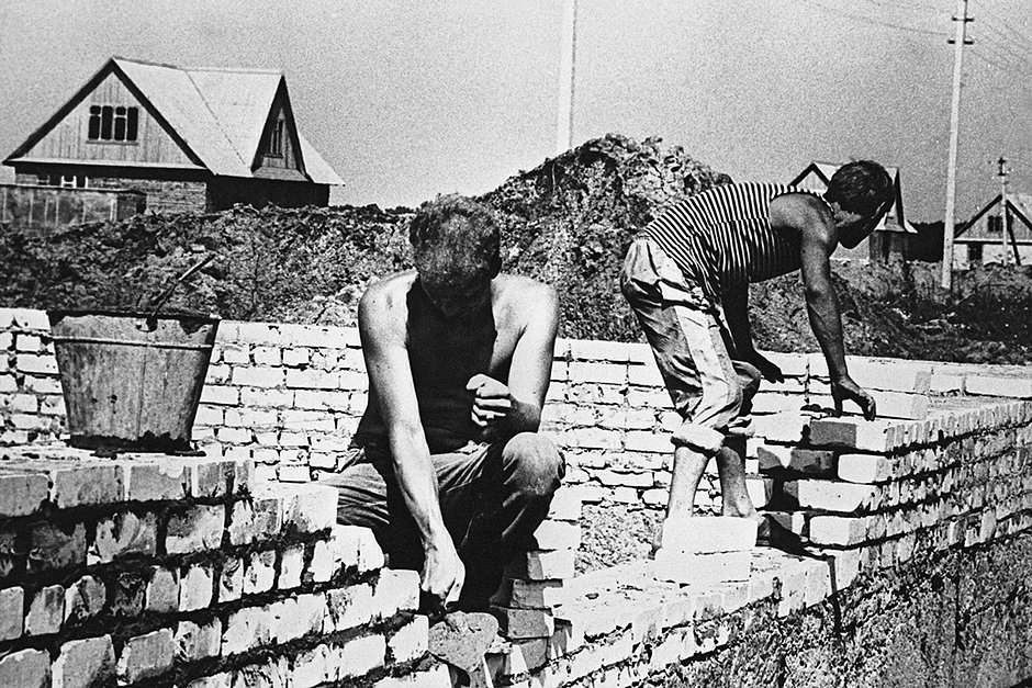 Рабочие строят дома для немцев, вернувшихся в Поволжье из Казахстана, 1997 год 
