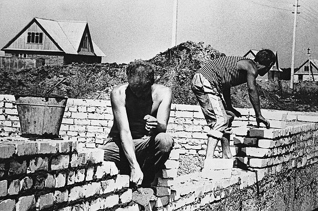 Рабочие строят дома для немцев, вернувшихся в Поволжье из Казахстана, 1997 год. Фото: Юлия Рубцова / РИА Новости
