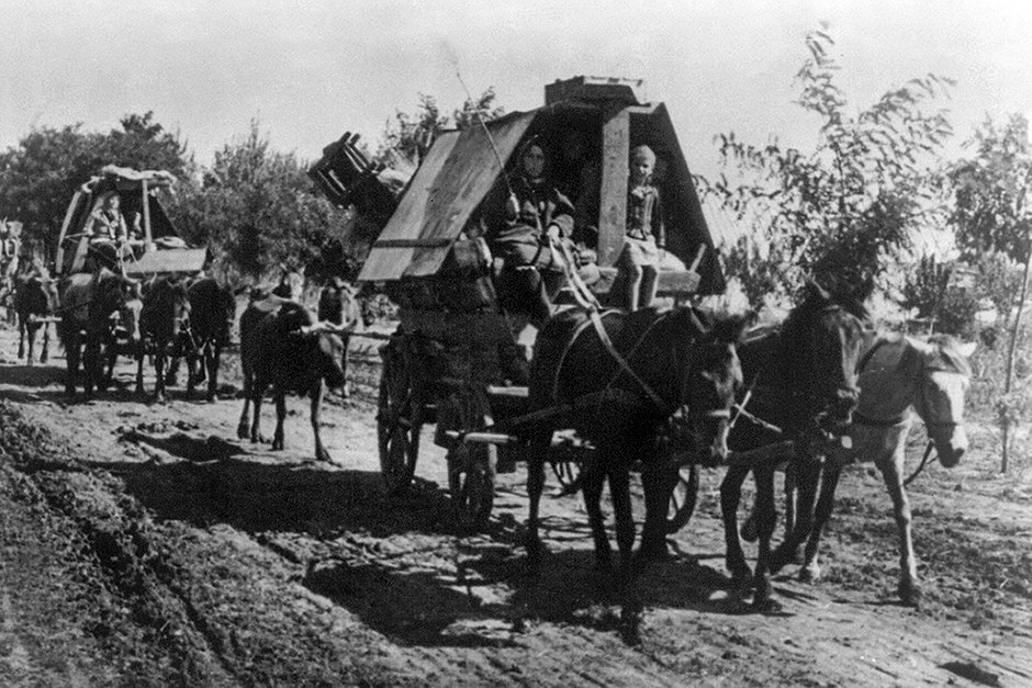 Этнические немцы возвращаются в Германию перед наступлением советских войск в 1944 году