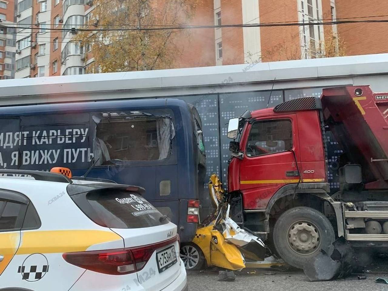 Раздавивший московское такси вместе с пассажиром водитель самосвала сбежал:  Происшествия: Россия: Lenta.ru