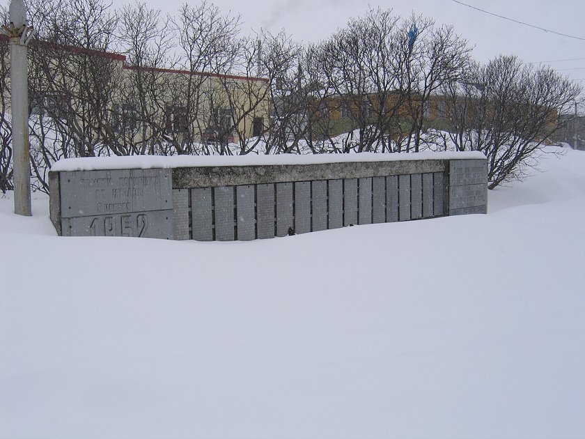 Памятник погибшим во время цунами в Северо-Курильске